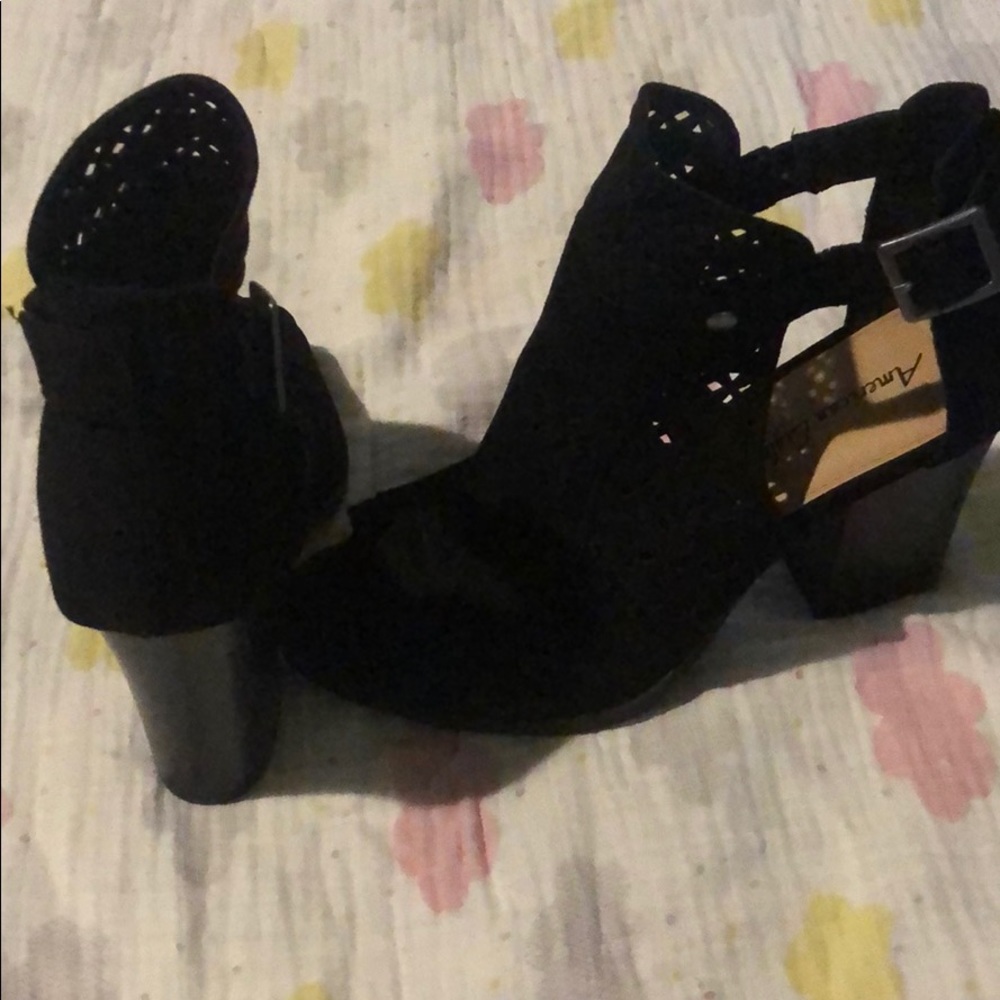 American eagle heel shoes. NEVER worn, little big. - Picture 2 of 4